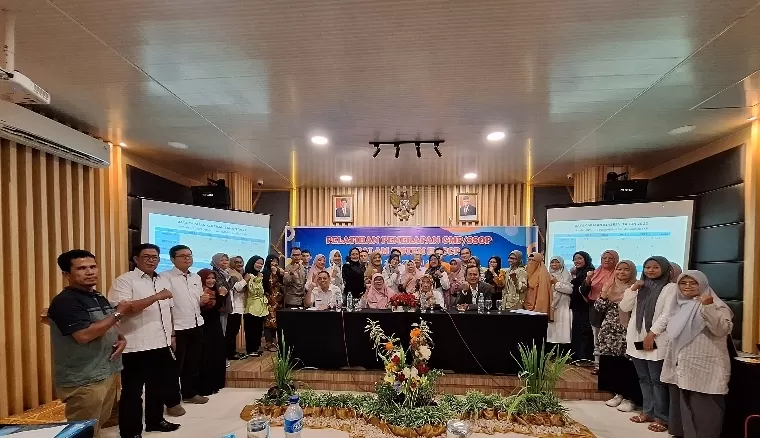 Sekretaris DKP Sumbar Resi Suriati SPi MSi bersama peserta Pelatihan GMP SSOP dalam Sistem HACCP, di Grand Sari Hotel, Kamis (25/4/2024). IST