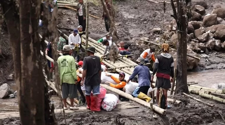 Pembangunan jembatan darurat di Nagari Sungai Jambu Tanahdatar. Kominfo Tanah Datar