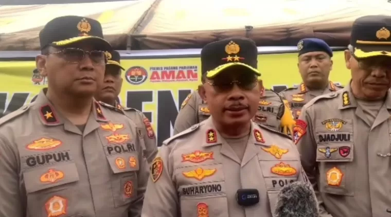 Kapolda Sumbar Irjen Pol Suharyono Irjen Pol Suharyono meninjau lokasi dan posko bencana alam yang terjadi di beberapa wilayah di Sumbar, Minggu (12/5/2024). IST