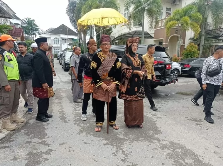 Wali Kota Padang Hendri Septa resmi menyandang gelar Datuak Alam Batuah dari Suku Caniago Sumagek. Diskominfo Kota Padang