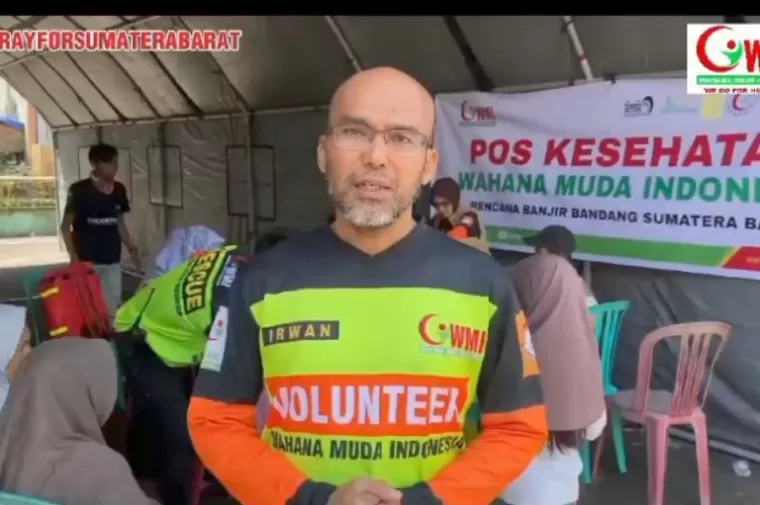 Ketua Wahana Muda Indonesia (WMI) Solok Raya, Irwan Firdaus saat di posko kesehatan yang dibuka WMI di Nagari Sungai Jambu, Tanahdatar, Jumat (17/5/2024). (dok : wmi)