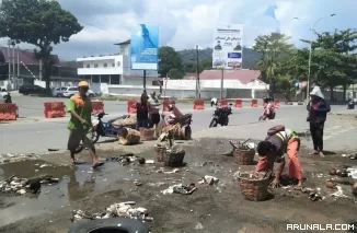 Akibat Ombak Besar, Sampah dan Pasir Kotori Jalan Pantai Padang