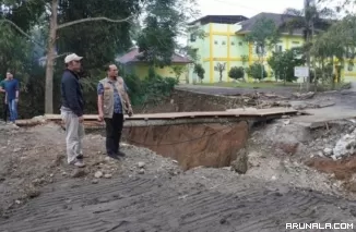 Akses ke Asrama Putus, SMAN 1 Sumbar Butuh Jembatan Permanen