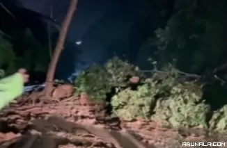 Longsor, Jalan Sumbar-Riau tak Bisa Dilewati