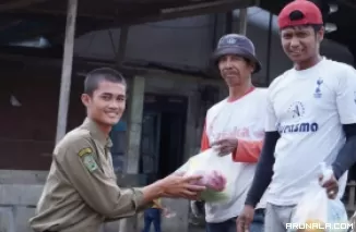Peringati Hari Buruh, Pesantren Kauman Bagikan Ratusan Sembako