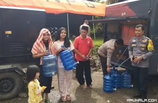 Polda Sumbar Suplai Air Bersih Bagi Korban Terdampak Banjir Bandang