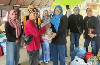 Prihatin Korban Bencana, Sahabat Hukum UBH Padang Serahkan Bantuan