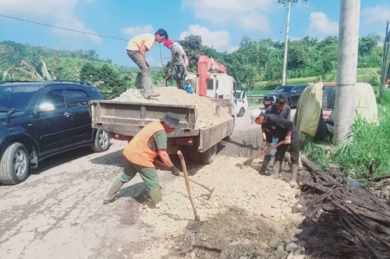 Terlihat para pekerja memperbaiki ruas jalan Sicincin-Malalak yang rusak karena menahan beban kendaraan yang cukup berat belum lama ini. (dok : sumbarprov.go.id)