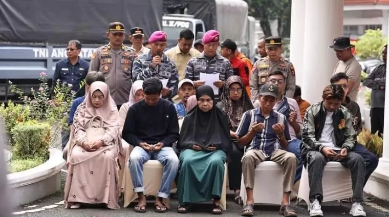Keluarga korban banjir bandang yang hingga kini belum ditemukan saat menghadiri Apel Gabungan Penutupan Masa Tanggap Darurat di Indojolito, Sabtu (8/6/2024). Kominfo Tanah Datar