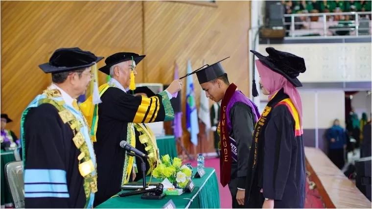 Prosesi pemindahan jambul saat Wisuda III Universitas Andalas di Auditorium Unand, Sabtu (15/6/2024). Humas Unand