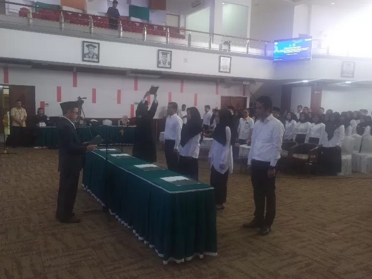Rektor Unand Efa Yonnedi PhD melantik 126 ASN PPPK di lingkungan Unand di Convention Hall Unand, Selasa (4/6/2024). IST