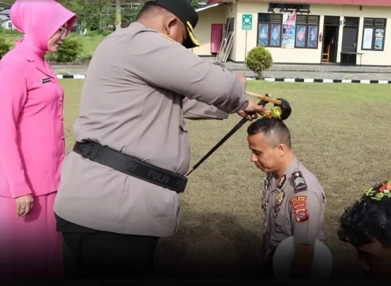 Kapolres Padangpanjang AKBP Kartyana Widyarso WP menyiramkan air bunga ke personel yang menerima kenaikan pangkat. Humas Polres Padangpanjang