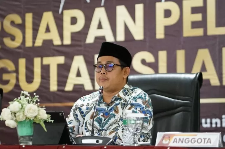 Komisioner KPU Sumbar yang juga Ketua Divisi Teknis, Ory Sativa Syakban, saat finalisasi surat suara PSU DPD RI dapil Sumbar di Padang, Kamis (27/6/2024). (dok : istimewa)