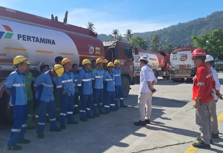 Petugas Pertamina Perta Niaga siap mengantarkan suplai BBM kepada pelanggan yang membutuhkan. (dok : istimewa)