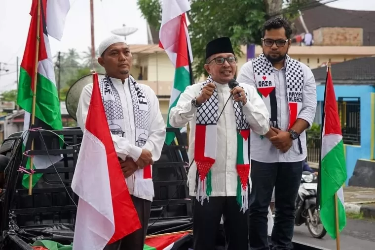 Bupati Tanahdatar Eka Putra saat melepas Aksi Damai Palestina, Minggu (30/6/2024). Prokopim Tanah Datar