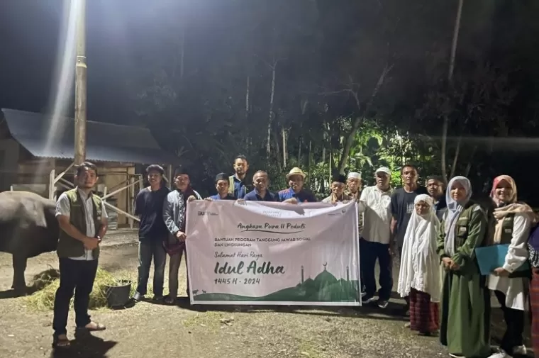 EGM PT Angkasa Pura II KC BIM Indrawansyah saat serahkan bantuan sapi kurban untuk dua masjid kepada Bupati Padangpariaman Suhatri Bur, Sabtu malam (15/6/2024). (dok : istimewa)