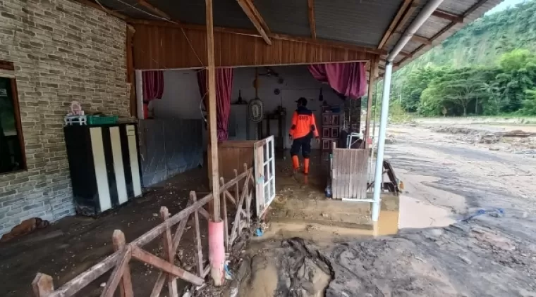 Salah satu kedai yang terdampak banjir bandang yang melanda Nagari Sianok VI Suku Kecamatan IV Koto Agam, Senin (3/6/2024) sore. IST