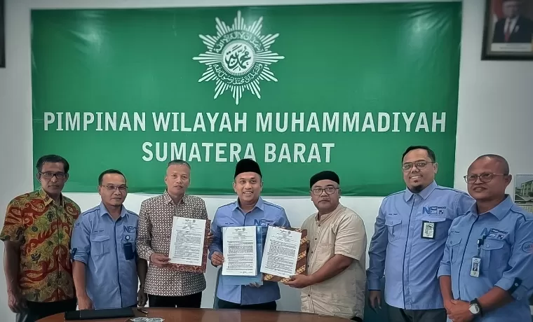 Pjs Direktur Utama Bank Nagari Gusti Candra dan Ketua PWM Sumbar Dr Bachtiar MAg foto bersama usai penandatanganan kerja sama di Gedung Dakwah Muhammadiyah Sumatera Barat, Rabu (12/6/2024). IST