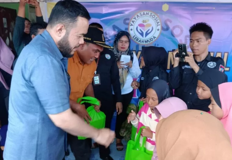 Ketua DPW NasDem Sumbar Fadly Amran serahkan bantuan kepada anak-anak yang diasuh oleh Yayasan Sosial Lebah Muda di Kelurahan Pasia Nan Tigo, Kecamatan Kota Tangah, Kota Padang, Selasa (25/6/2024). (dok : istimewa)
