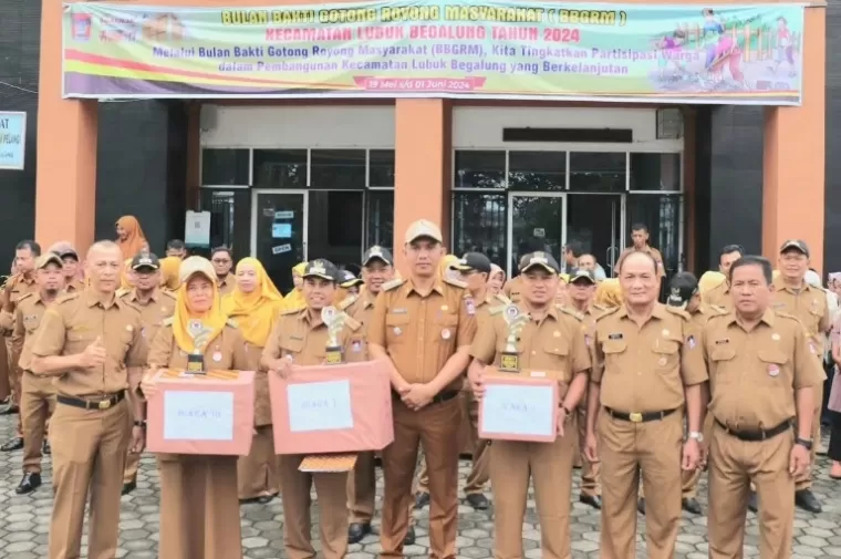Camat Lubeg, Andi Amir serahkan piagam penghargaan BBGRM pada tiga orang Lurah di kecamatannya, Senin (3/6/2024). (dok : istimewa)