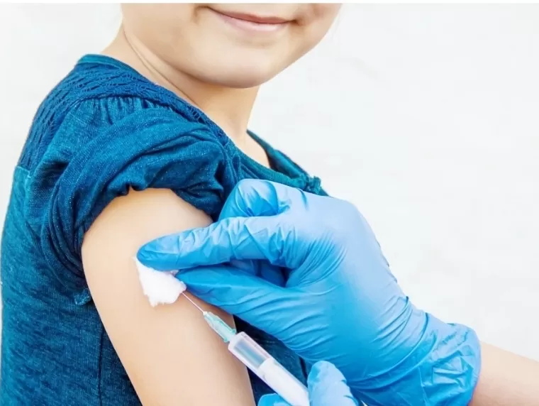 Ilustrasi pemberian imunisasi pada anak. IST