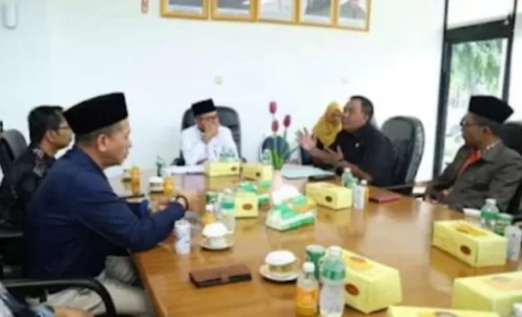 Ketua BK DPRD Sumbar, Muzli M Nur saat sambut rombongan BK DPRD Agam, Jumat (14/6/2024). (dok : humas dprd sumbar)