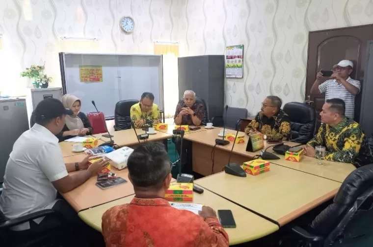 Pimpinan BK DPRD Sumbar Muzli M Nur dan rombongan saat diskusi dengan BK DPRD Riau, di Pekanbaru, Kamis siang (20/6/2024). (dok : istimewa)