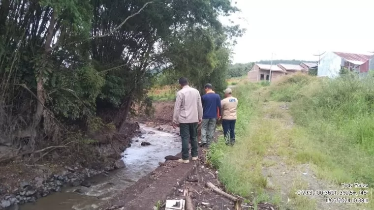 Tim survei pemasangan Early Warning System (EWS) Gunung Marapi meninjau Batang Lona, Selasa (11/6/2024). Kominfo Tanah Datar