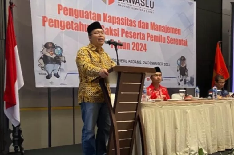 Ketua Bawaslu Sumbar Alni dalam suatu acara sosialisasi pemilu beberapa waktu lalu. (dok : istimewa)