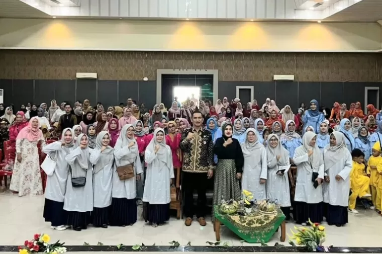 Camat Lubeg, Andi Amir bersama perwakilan Dinas Pendidikan Kota Padang, Kepala TK Negeri Pembina, dan wali murid TK Pembina saat perpisahan TK tersebut, Kamis (6/6/2024). (dok : istimewa)