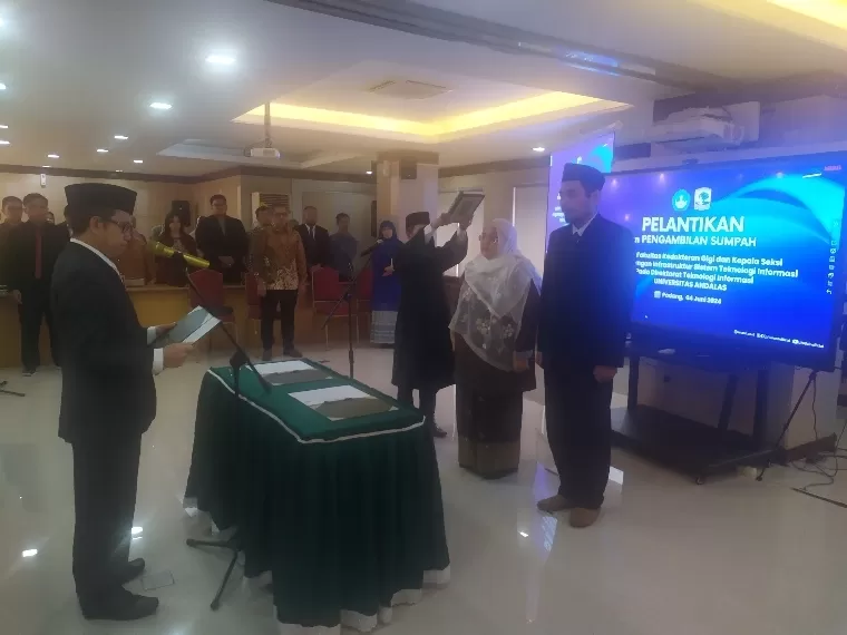 Rektor Unand Efa Yonnedi PhD melantik Dekan Fakultas Kedokteran Gigi dan Kasi Pengembangan Infrastruktur Sistem Teknologi Informasi di Ruang Sidang Senat Lantai IV Gedung Rektorat, Selasa (4/6/2024). IST