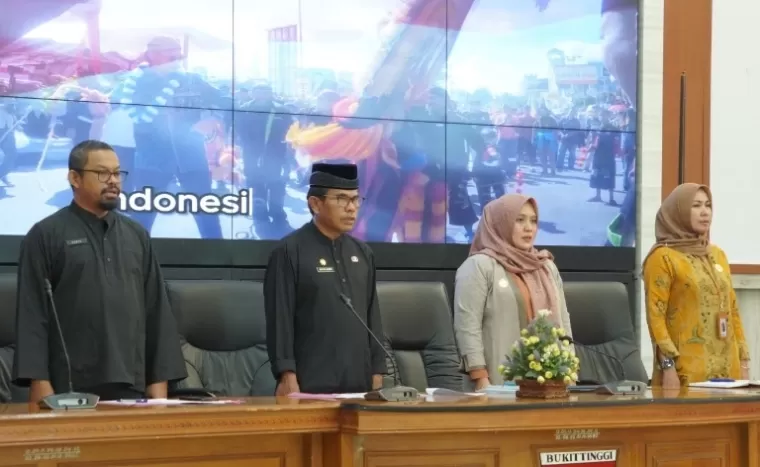 Dua Komisioner KI Sumbar Tanti Endang Lestari dan Mona Sisca hadiri rakor PPID se Pemko Bukittinggi, kemarin. (*)