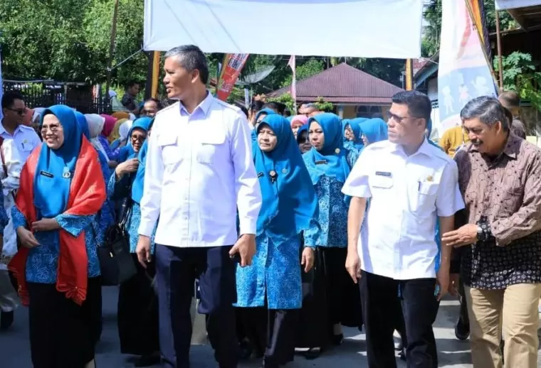 Pj Wali Kota Pariaman, Roberia saat sambut kedatangan tim penilai PKK Sumbar, Ermawati dan rombongan di Desa Cimparuah, Rabu (29/5/2024). (dok : istimewa)