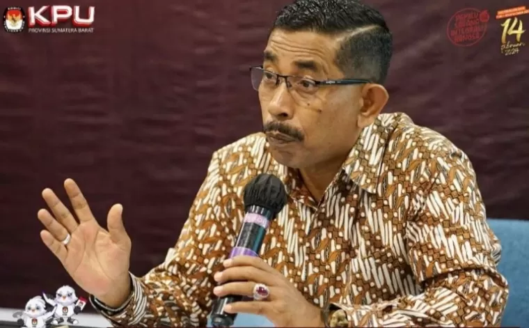Ketua KPU Sumbar, Surya Efitrimen. (dok : kpusumbar.go.id)