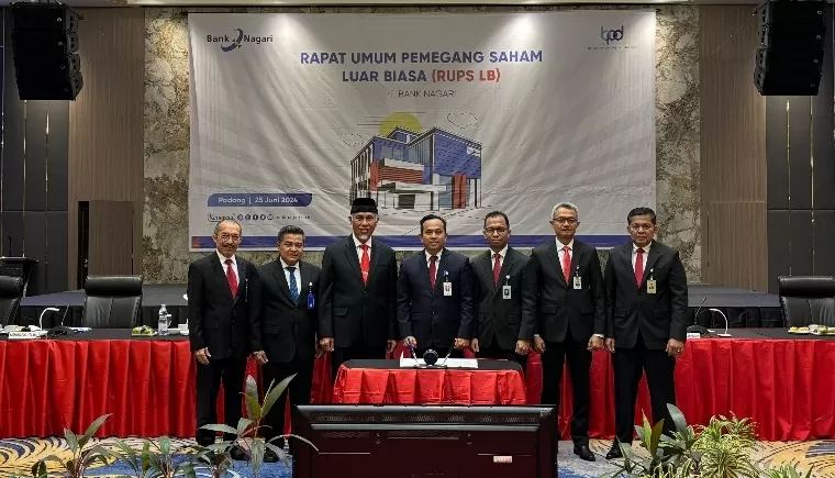 Gubernur Sumbar Mahyeldi Ansharullah bersama Pjs Komisaris Utama, Komisaris dan Direksi Bank Nagari yang baru terpilih usai RUPS LB Bank Nagari, Selasa (25/6/2024). Humas Bank Nagari