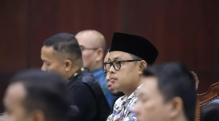 Komisioner KPU Sumbar, Ory Sativa Syakban (pakai peci) saat sidang di MK beberapa waktu lalu. (dok : istimewa)