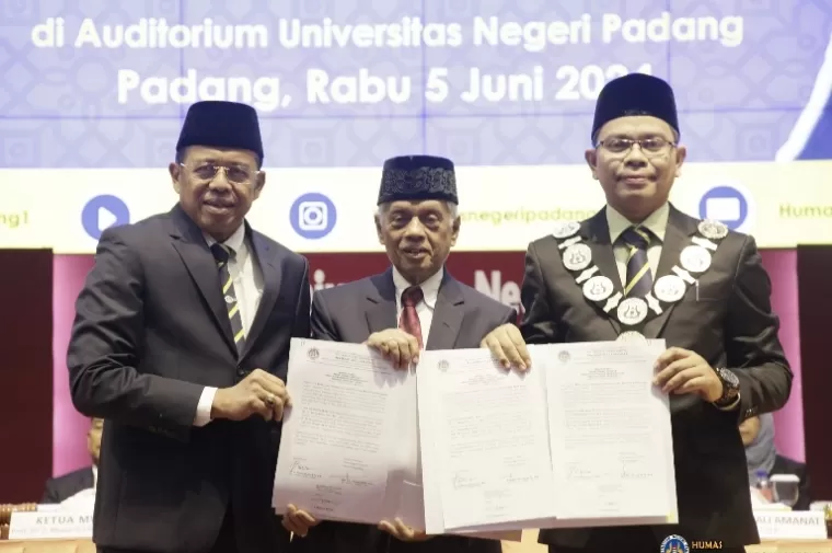 Ketua MWA Universitas Negeri Padang Prof. Dr. Z. Mawardi Effendi, M.Pd, melantik Dr. Ir. Krismadinata, S.T, M.T menjadi Rektor UNP yang baru, Rabu malam (5/6/2024). (dok : istimewa)