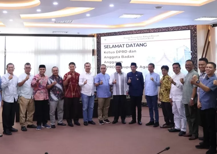 Rombongan tim Banggar DPRD Agam saat konsultasi dengan Sekretaris DPRD Sumbar Raflis terkait DOB Kabupaten Agam Tuo, Jumat (14/6/2024). (dok : humas dprd sumbar)