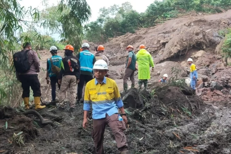 Terlihat para petugas melihat kondisi sebelum lakukan peledakan batu besar di aliran sungai di lokasi Sungai Pua, Agam, Jumat siang (31/5/2024). (dok : istimewa)