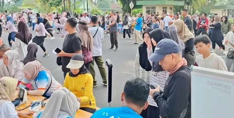 Antusiasme masyarakat mengikuti senam sehat dan berpartisipasi dalam kegiatan GEMA QRIS Bank Nagari saat Car Free Day di kawasan Jalan Sudirman Kota Padang, Minggu (9/6/2024). Humas Bank Nagari