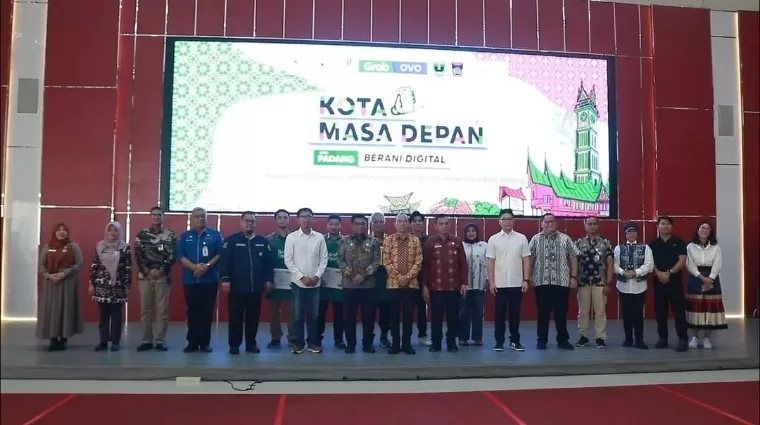 Foto bersama saat peluncuran Kota Masa Depan yang diinisiasi Grab, Kamis (27/6/2024). Diskominfo Kota Padang