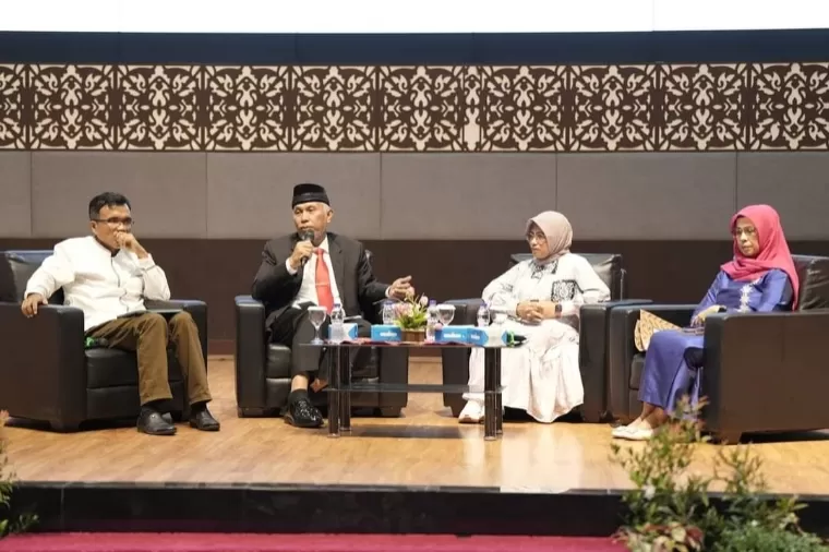 Gubernur Sumbar Mahyeldi saat menjadi narasumber pada Seminar Nasional 'Potensi Pariwisata Halal Sumatera Barat' di Auditorium UNP Padang, Jumat (31/5/2024). Humas Pemprov Sumbar