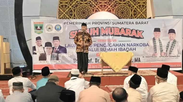Gubernur Sumbar, Mahyeldi sampaikan bahaya peredaran narkoba di Sumbar saat Subuh Mubarokah, di Masjid Raya Sumbar, Minggu pagi (2/6/2024). (dok : sumbarprov.go.id)