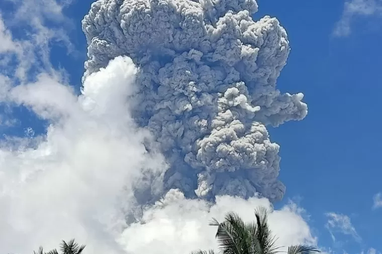 Abu vulkanik dari semburan Gunungapi Ibu di Halmahera Barat saat terjadi erupsi pada pukul 12.35 WIT atau 10.35 WIB, Minggu (2/6/2024). (dok : bnpb)
