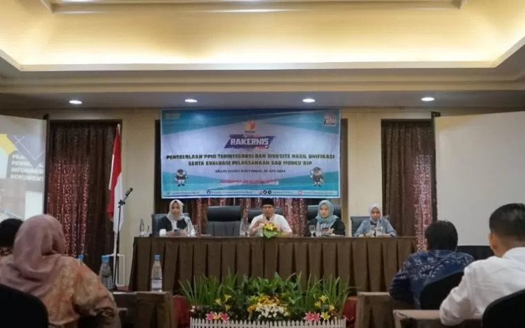 Komisioner KI Sumbar berikan masukan kepada jajaran Bawaslu se Sumbar dalam rapat kerja teknis di Bukittinggi, Jumat (28/6/2024). (dok : istimewa)