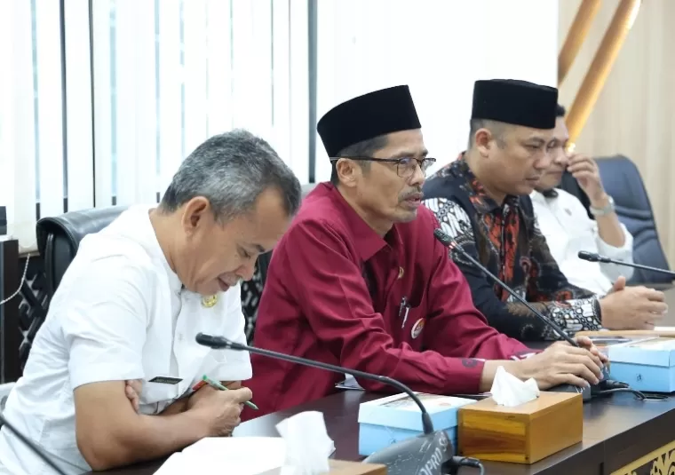 Sekretaris DPRD Sumbar, Raflis saat diskusi dengan pimpinan dan anggota Bapemperda DPRD Solsel di DPRD Sumbar, Jumat (28/6/2024). (dok : humas dprd sumbar)
