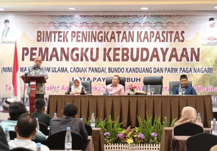 Ketua DPRD Sumbar Supardi beri paparan untuk memajukan Kota Payakumbuh pada peserta bimtek di Bukittinggi, Sabtu (8/6/2024). (dok : istimewa)