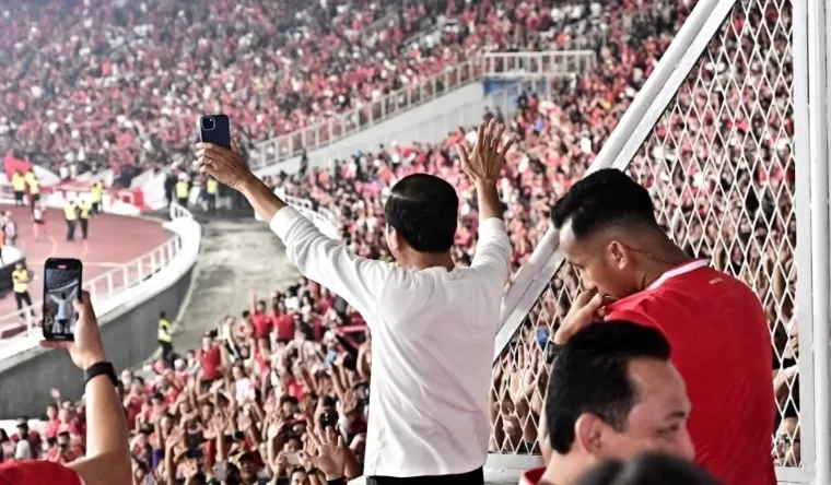 Presiden Joko Widodo dan Ibu Iriana turut menyaksikan pertandingan yang digelar di Stadion Utama Gelora Bung Karno, Jakarta, pada Selasa (11/6/2024). BPMI Setpres