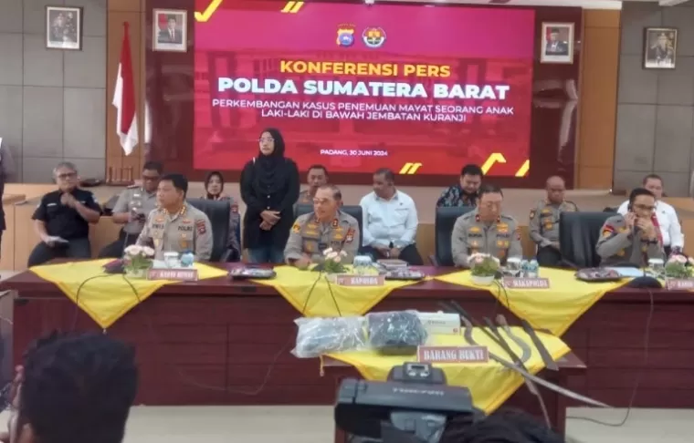 Kapolda Sumbar Irjen Pol Suharyono bersama jajarannya saat prescon terkait pengembangkan kasus kematian Afif Maulana di Mapolda Sumbar, Minggu (30/6/2024). (dok : arunala.com)