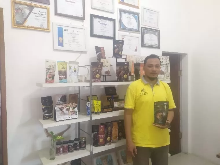 Manajer Produksi dan Operasional CV Kuliner Makmur Sejahtera Andres Hidayat memperlihatkan rendang Katuju di kantor Katuju Jalan Lolong Karan, Sungai Sapih, Kecamatan Kuranji, Kota Padang, Rabu (26/6/2024). FAJRIL